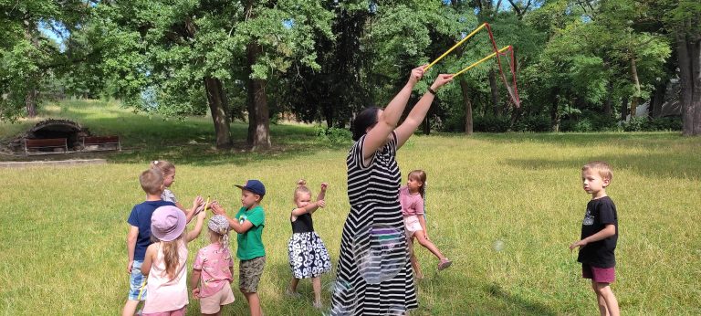 Zajęcia wakacyjne w Gnieźnie, bańki mydlane, slime, eksperymenty chemiczne